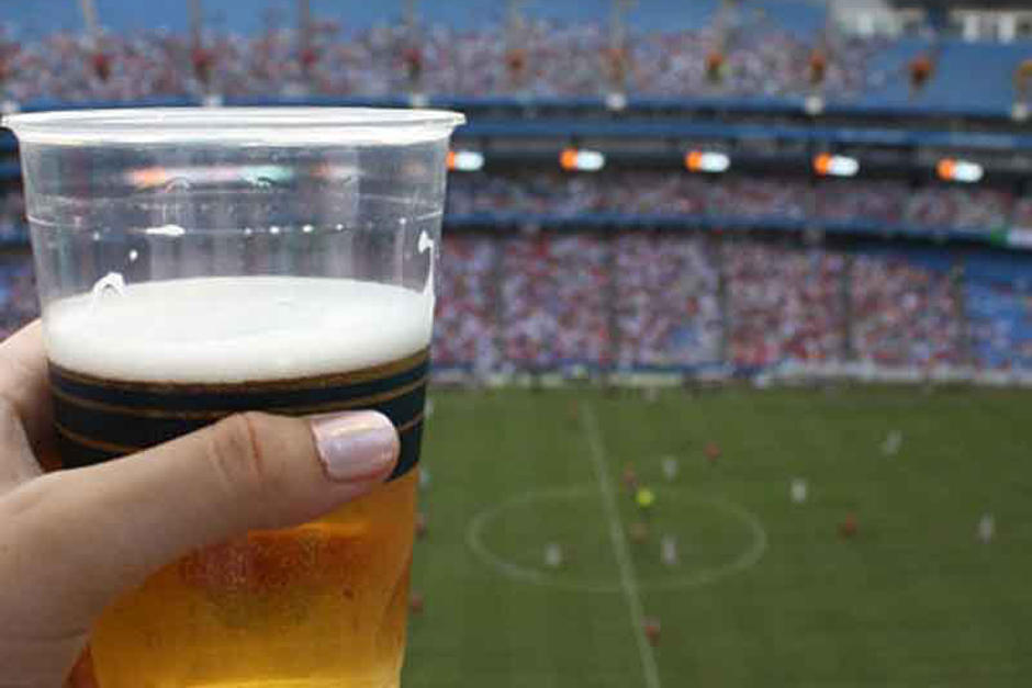 #LadyCerveza fue vetada del estadio por lanzar un vaso de cerveza. (Foto: LosPleyers)
