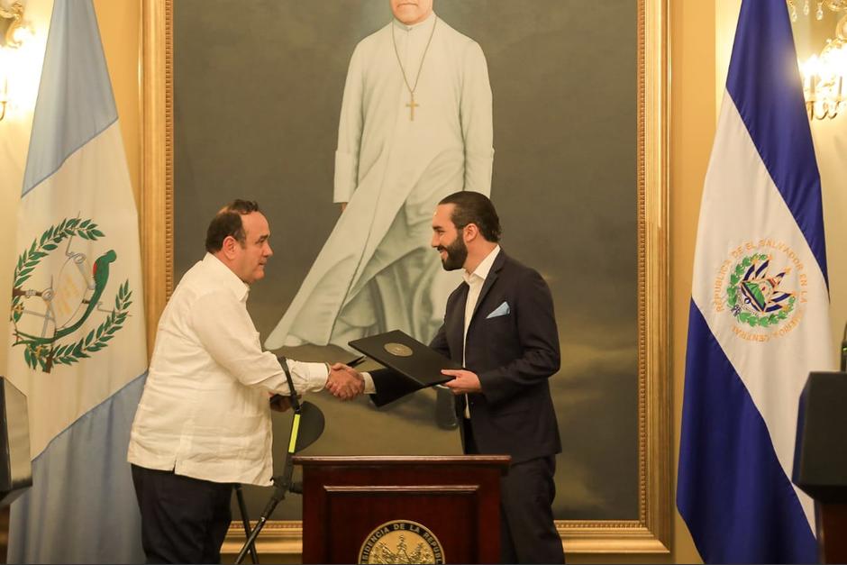 Los presidente de Guatemala, Alejandro Giammattei, y de El Salvador, Nayib Bukele, firmaron un acuerdo para impulsar vuelos directos entre ambas naciones. (Foto: SCSP)