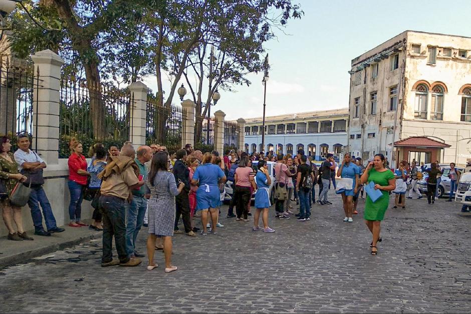 Trabajadores son evacuados del edificio Mercado de Comercio en La Habana, Cuba, tras el sismo.&nbsp;(Foto: Adalberto Roque /AFP)&nbsp;