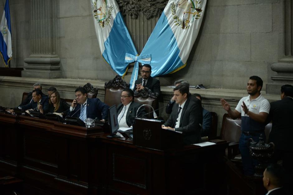 Un intérprete de Lengua de Señas estuvo en el hemiciclo durante la aprobación de la ley. (Foto: Wilder López/Soy502)