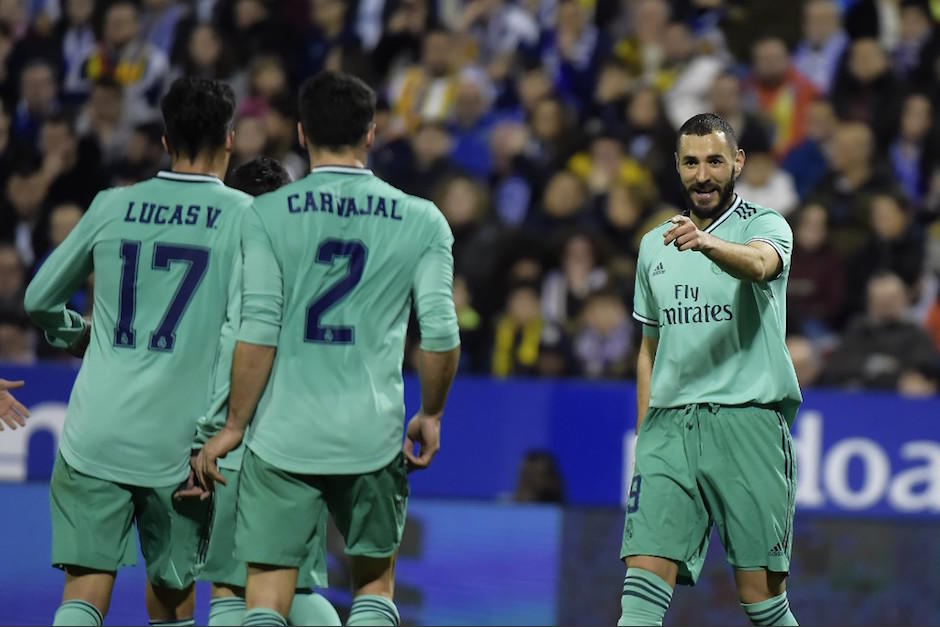 Karim Benzema festeja su anotación en el partido ante Zaragoza. (Foto: AFP)