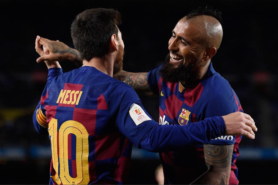 Lionel Messi y Arturo Vidal festeja el triunfo. (Foto: AFP)