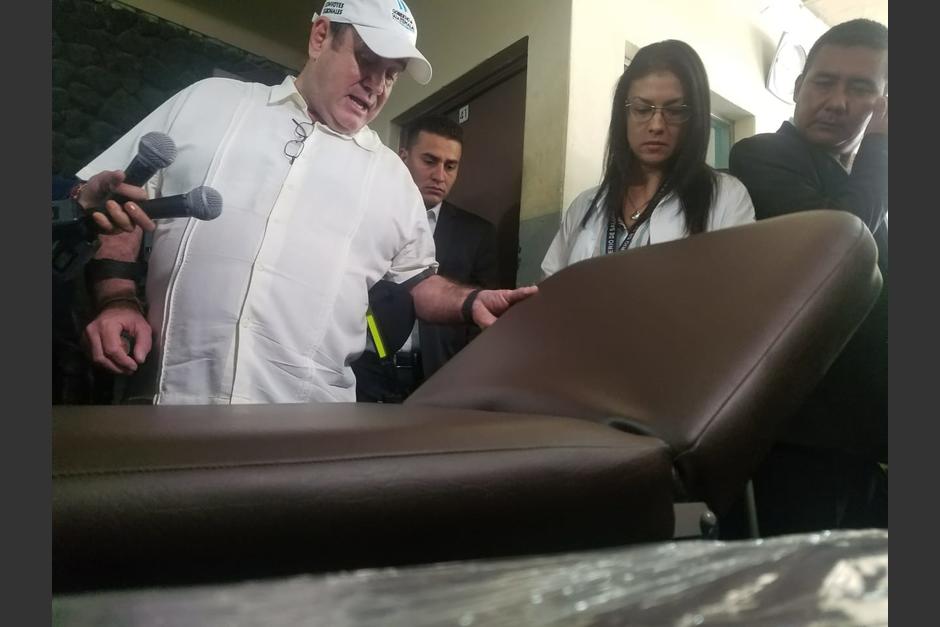 El presidente Alejandro Giammattei entregó cinco camillas al Hospital de Amatitlán durante una visita sorpresa que realizó este viernes. (Foto: Jessica Gramajo/Soy502)