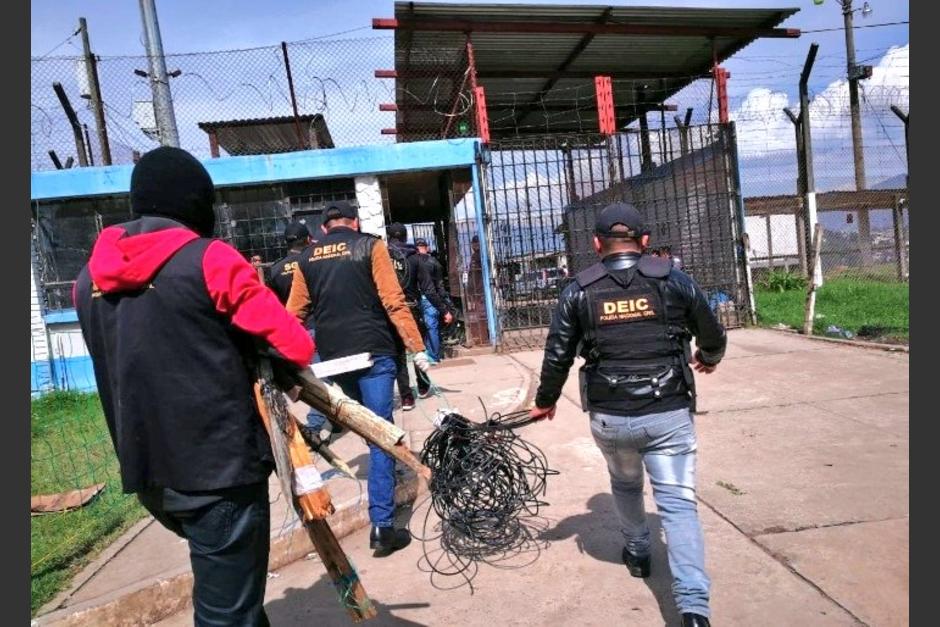 Autoridades realizan una requisa en la Granja Modelo Cantel, ubicada en Quetzaltenango. (Foto: Stereo100)