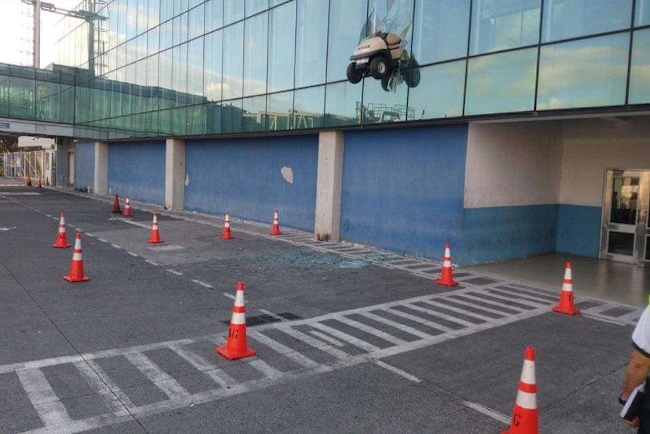 Un vehículo se estrelló en los ventales de el Aeropuerto Internacional La Aurora, no hay heridos solo daños materiales. (Foto: Twitter)