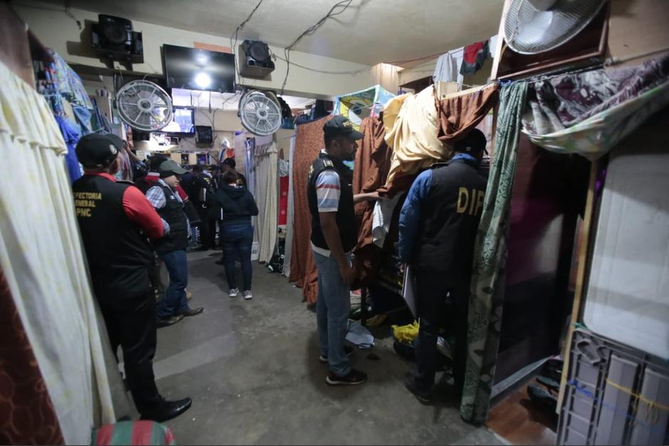 Las autoridades efectúan una requisa en la cárcel para hombres y mujeres de Chimaltenango. (Foto: Mingob)&nbsp;
