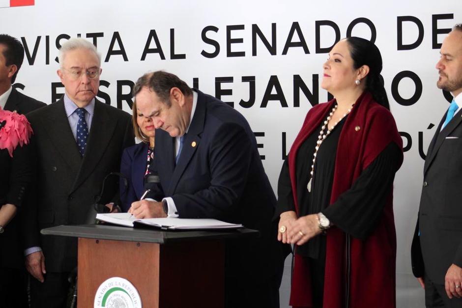 El presidente Alejandro Giammattei firma el "Libro de Oro" del Senado Mexicano, y se convierte en el primer mandatario latinoamericano en ser invitado por ese Organismo. (Foto:&nbsp;@CGBSenado)