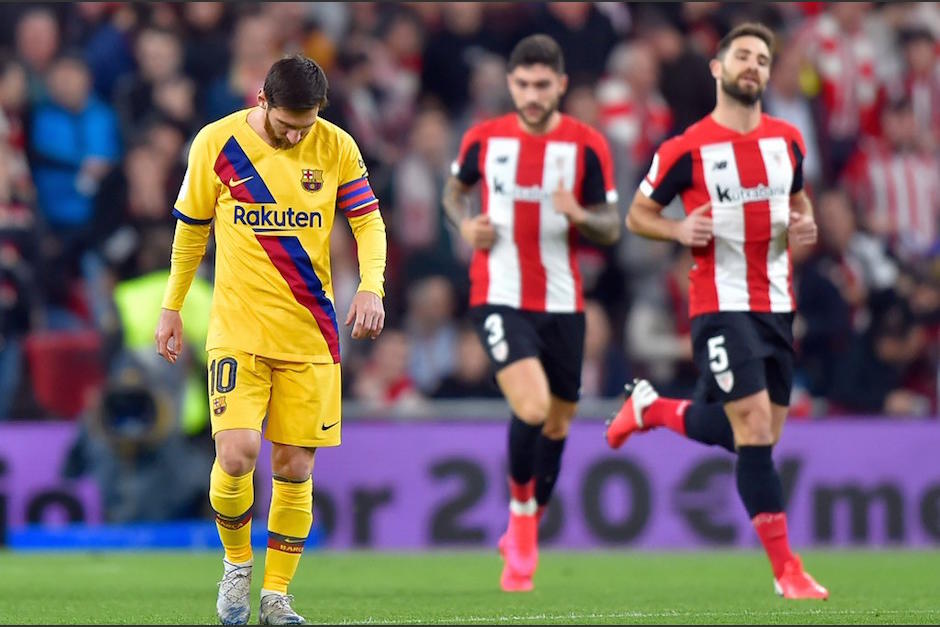 Lionel Messi luce desconcertado, tras la eliminación del Barcelona de la Copa del Rey. (Foto: AFP)