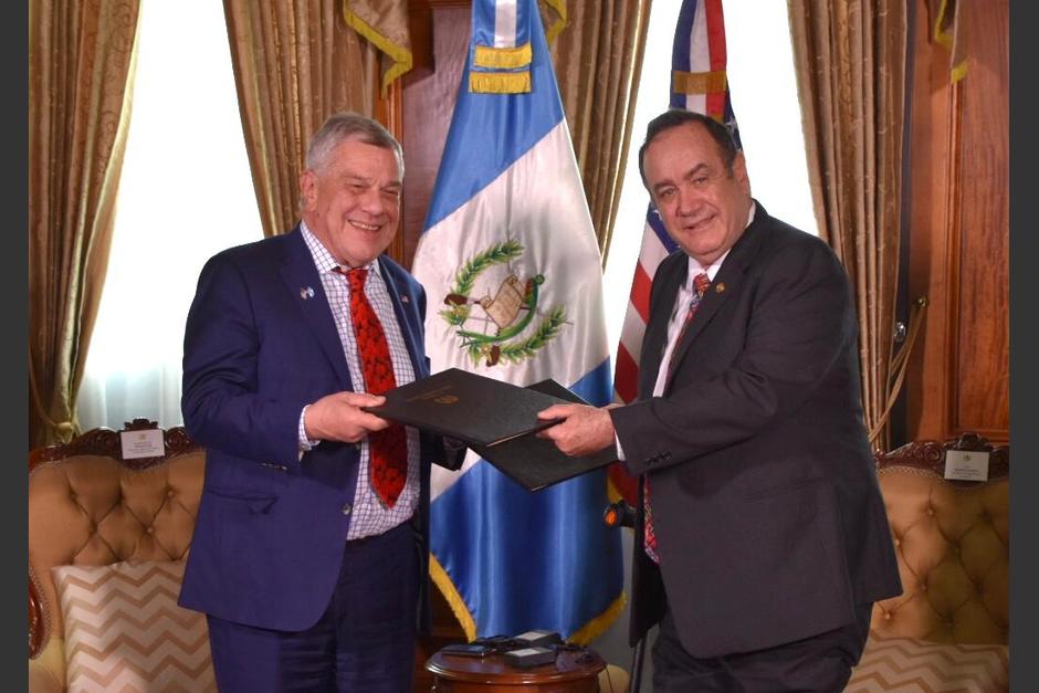 El presidente Giammattei recibió la visita de Michael Kozak, subsecretario interino para Asuntos del Hemisferio Occidental de EEUU. (Foto: SCSP)&nbsp;