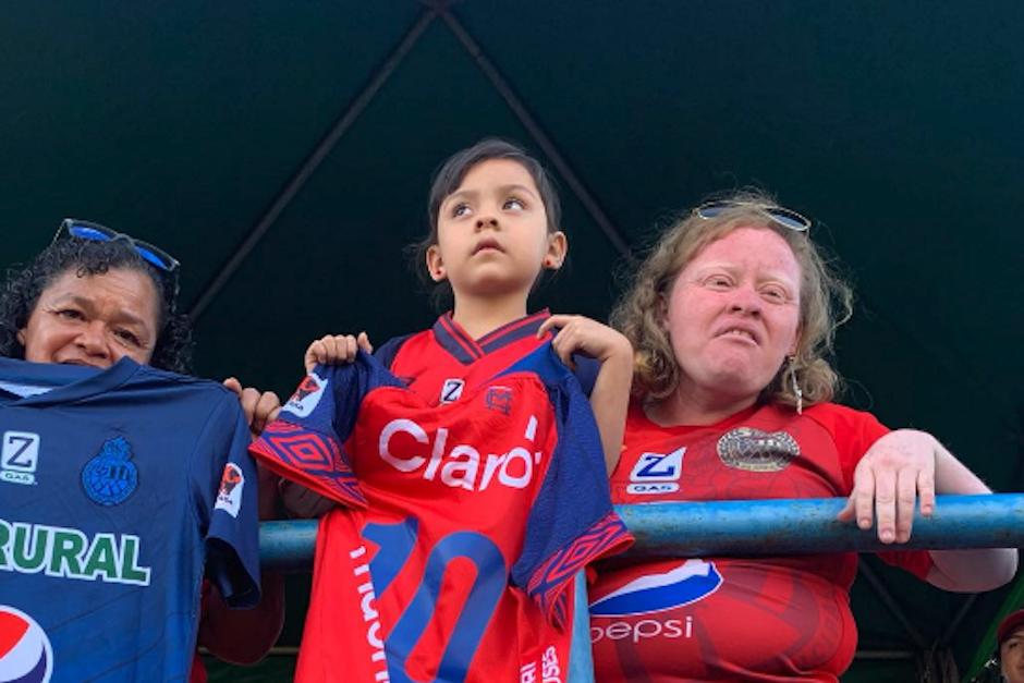 Alejandro "Gambetita" Díaz le regaló su camiseta a la pequeña Melany en el estadio del Trébol. (Foto: Rudy Martínez/Soy502)