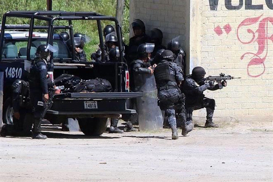 Policías Federal y Guardia Nacional se enfrentan a narcos en intensa balacera en Michoacán, México. (Foto: NNC.MX)