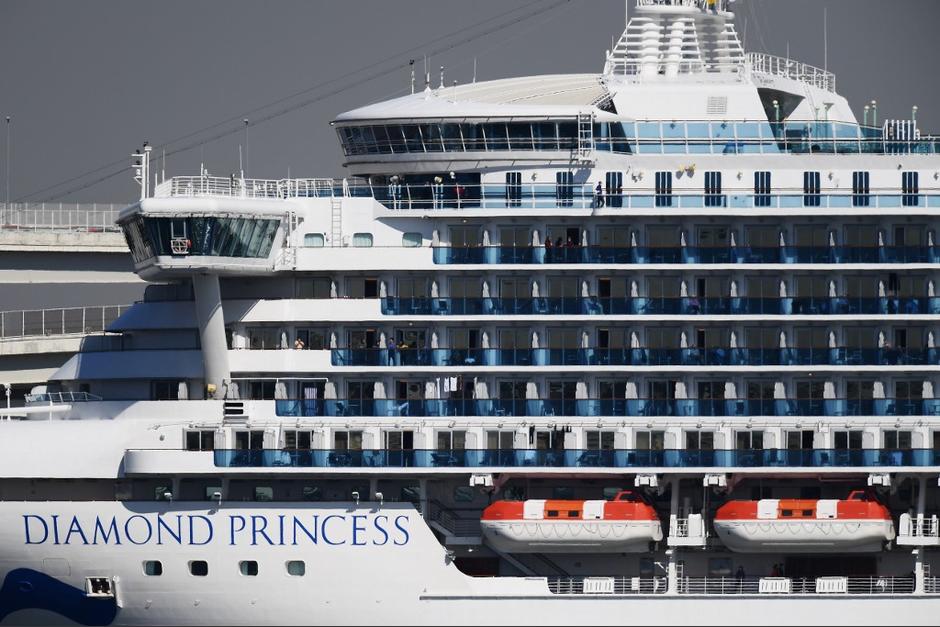 Diamond Princess, el lujoso crucero que permanece varado en Japón, sumó 39 casos más de coronavirus y ahora hay 174 personas infectadas a bordo. (Foto: AFP)