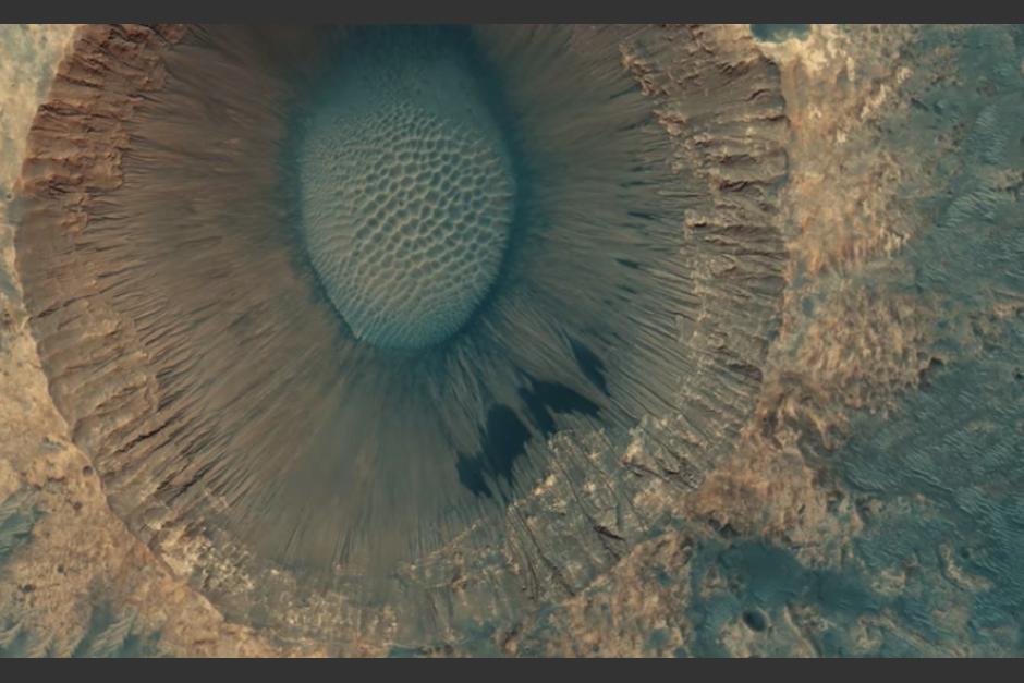 La imagen fue comparada a un iris. (Foto captura de Video © Seán Doran / Data by HiRISE  NASA / JPL / University of Arizona)