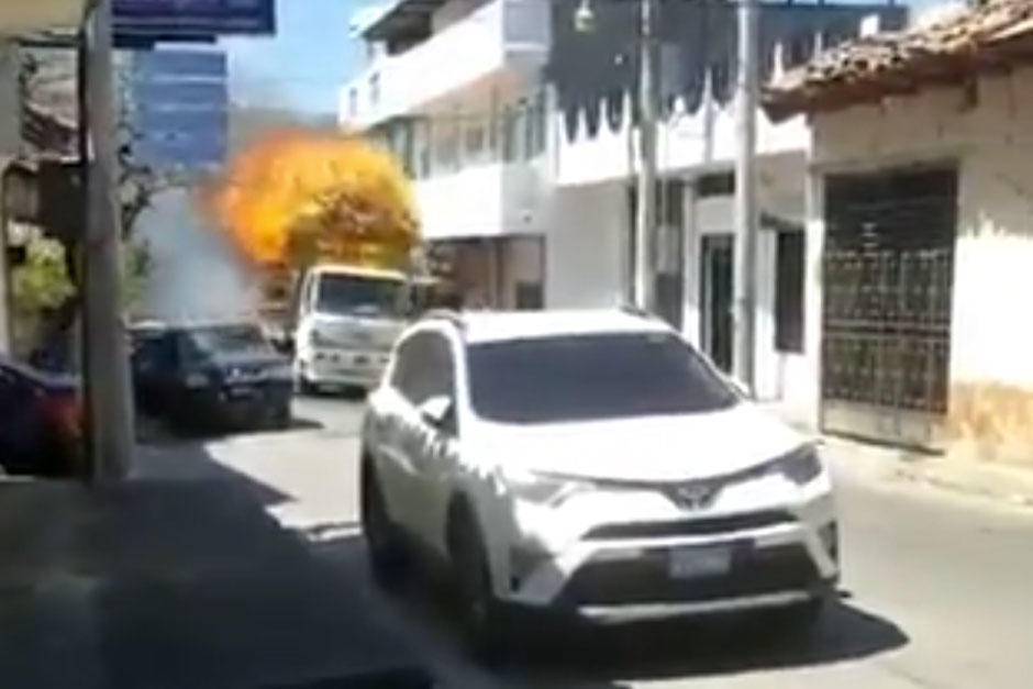 Un camión cargado de pasto seco se prendió en llamas y circuló por las calles de Santa Rosa de Lima El Salvador. (Foto: Caprtua de video)