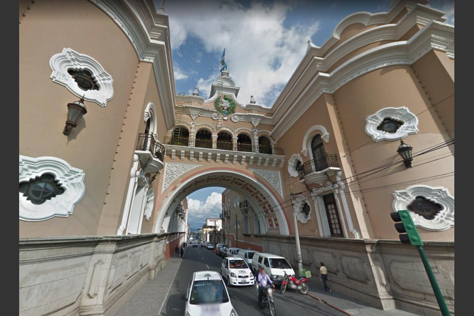 El hombre se quedó dormido bajo el Arco de Correos en el Centro Histórico de la ciudad. (Foto: Google Street View)