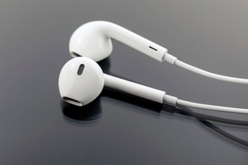 Earphones white. Белые наушники на черном фоне. Наушники на белом столе. Белые и черные наушники. Наушники белые и черные наушники.