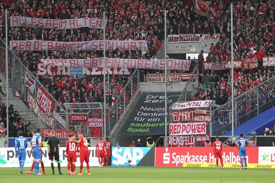 Jugadores del&nbsp;Bayern Munich y del Hoffenheim se unieron para protestar contra los Ultras. (Foto: AFP)