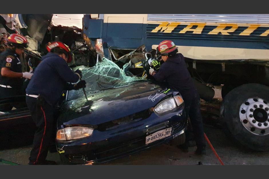 Un bus de pasajeros se empotró en un vehículo particular, bomberos debieron utilizar la quijada de la vida para rescatar a pasajero. (Foto: Bomberos Municipales Departamentales)