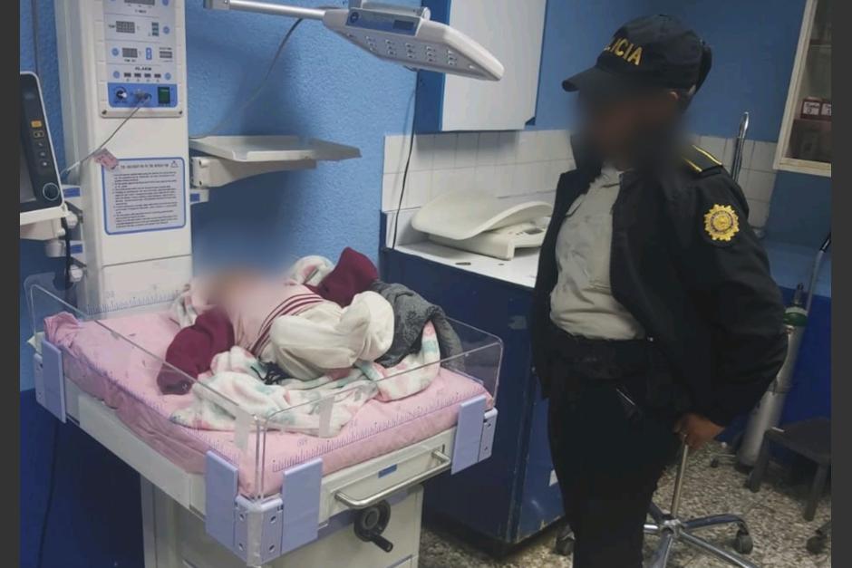 El recién nacido fue hospitalizado, para establecer su situación de salud. (Foto: PNC)