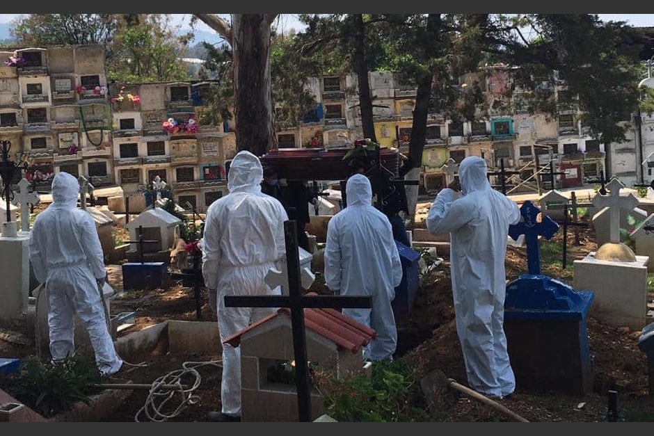Según el alcalde de Mixco, diariamente están siendo enterrados cuatro cadáveres contagiados de Covid-19 en el cementerio municipal. (Foto: Municipalidad de Mixco)