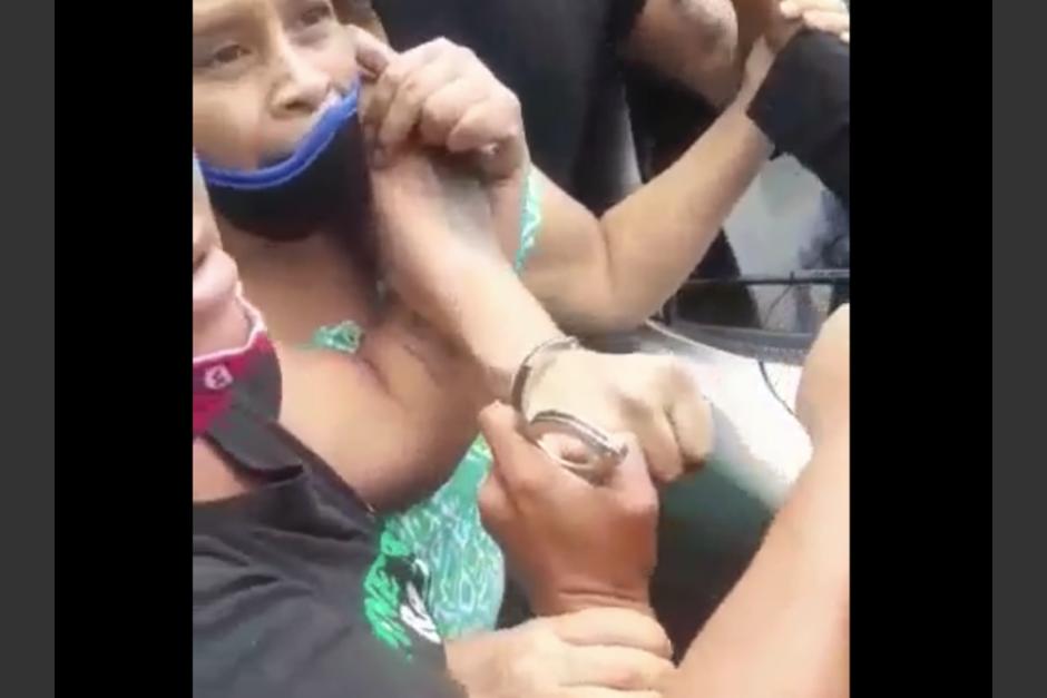 Una mujer trata de impedir la captura de su hijo, quien supuestamente conducía bajo efectos de licor. (Foto: Captura de pantalla)