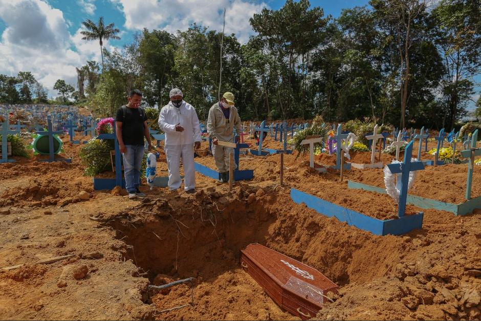 La imagen trata de desprestigiar los entierros de personas que han fallecido por Covid-19 en México, pero los funerales sí existieron y se realizaron en Brasil. (Foto: AFP)
