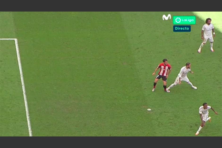 El argumento que se ofrece sobre la jugada es que el balón no estaba ni cerca de Raúl García. (Captura Pantalla)