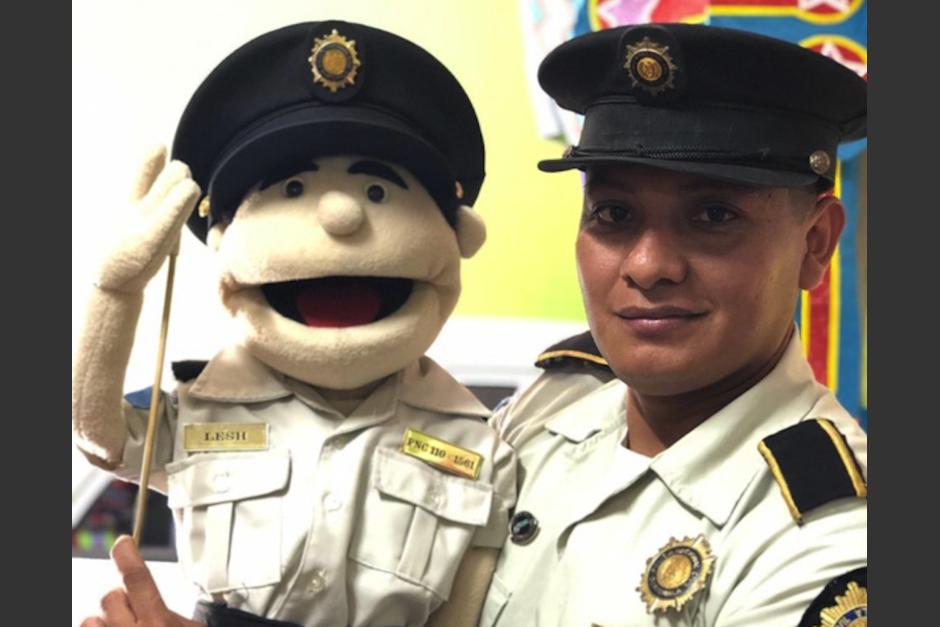Luis Hernández da vida a la marioneta "Lesh" que enseña sobre la prevención del delito. (Foto: PNC)