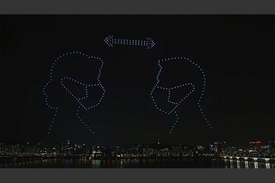 La ciudad de Seúl se iluminó con 300 drones que dibujaron las medidas de sana distancia. (Foto: AFP)&nbsp;