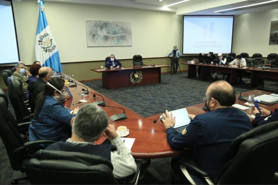El presidente Alejandro Giammattei y su Gabinete de Gobierno se declaran en cuarentena por un caso de Covid-19 en el Ejecutivo. (Foto: Presidencia)