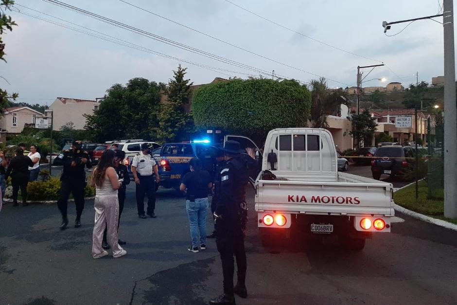 El ataque del abogado a los dos hombres ocurrió en la entrada la residencial La Toscana, zona 5 de Villa Nueva. (Foto: Bomberos Voluntarios)&nbsp;