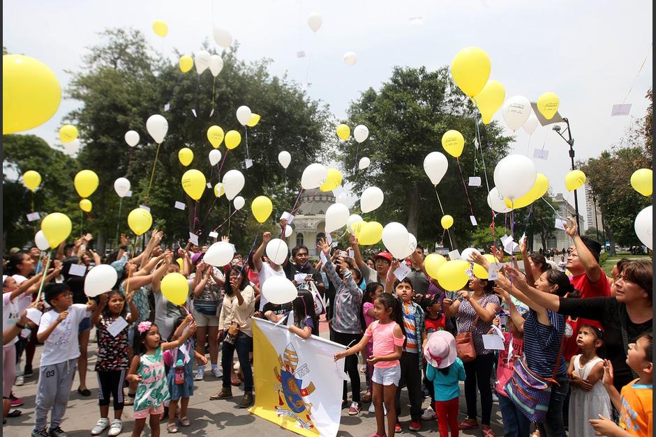 Con globos y sin mascarillas varios fieles recorrieron las calles de Santiago AtitlÃ¡n, en SololÃ¡, en pleno toque de queda. (Foto: imagen ilustrativa)