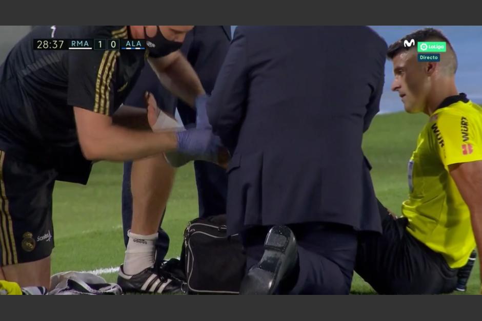 El referí Jesús Gil Manzano se lesionó durante el trayecto del primer tiempo tras chocar con un jugador del Alavés. (Captura Video)