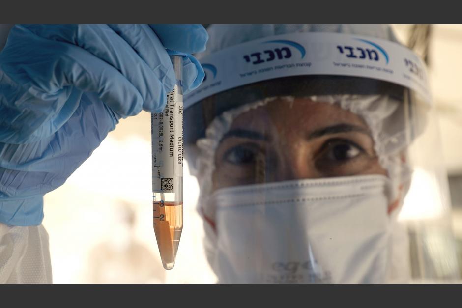 Personal médico con una muestra para un test de Covid-19 en Ramat Hasharon. (Foto: AFP)&nbsp;