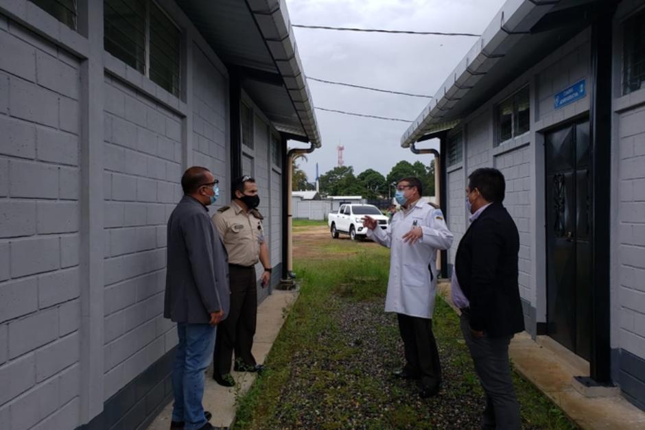 El diputado Aldo Dávila visitó el Centro Médico Militar y observó que el área asignada al Ministerio de Salud no está siendo utilizada. (Foto: Bancada Winaq)