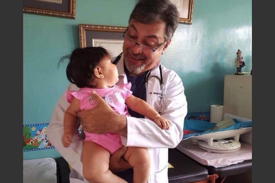 El doctor Néstor Molina está hospitalizado por Covid-19 y necesita ayuda. (Foto: Cortesía / Andrea Molina)