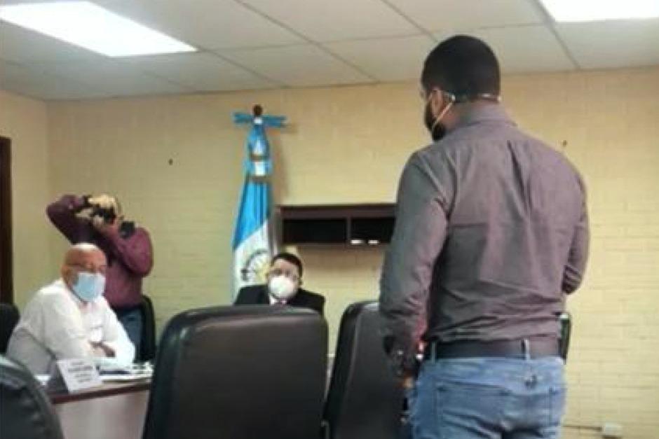 El hombre increpó al director del Hospital Nacional de Jutiapa por la atención a pacientes. (Foto: captura video)&nbsp;