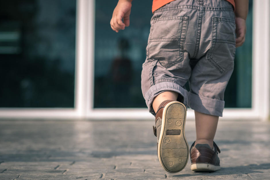 La PNC encontró a un niño menor de cinco años corriendo por la calle. Al bocinarle, el pequeño trató de huir de los agentes. (Imagen con fines ilustrativos. Foto: Shutterstock)