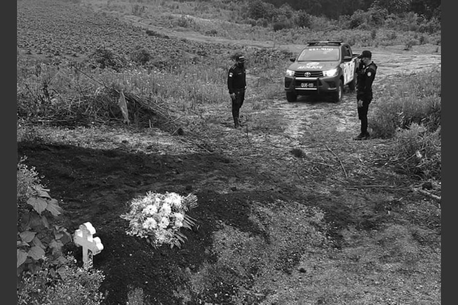 El agente de la policía, Alex Romeo Gómez, fue inhumado al ser víctima del Covid-19. (Foto: PNC)