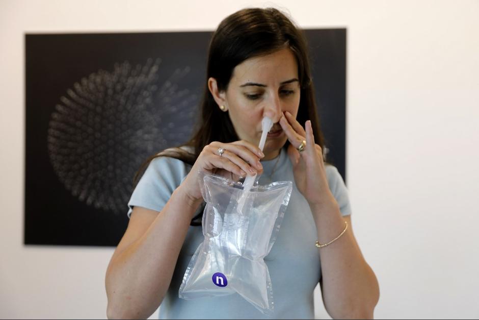 La prueba rápida será tomada de la respiración de las personas. (Foto: AFP)