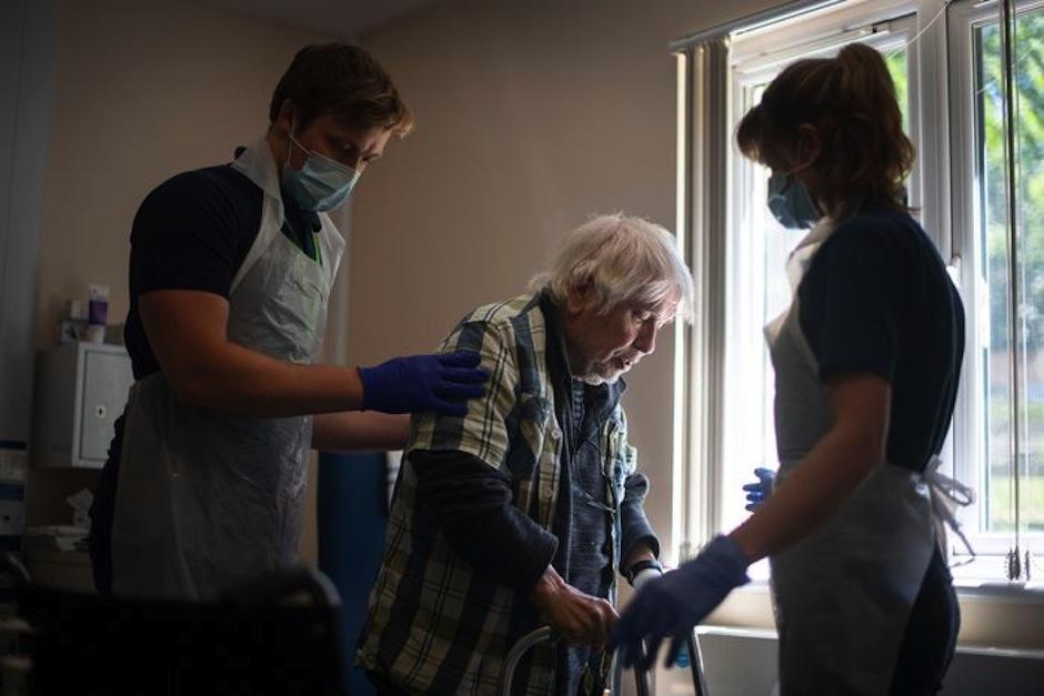 Rehabilitación de paciente de Covid-19 en Inglaterra. (Foto: AFP)&nbsp;