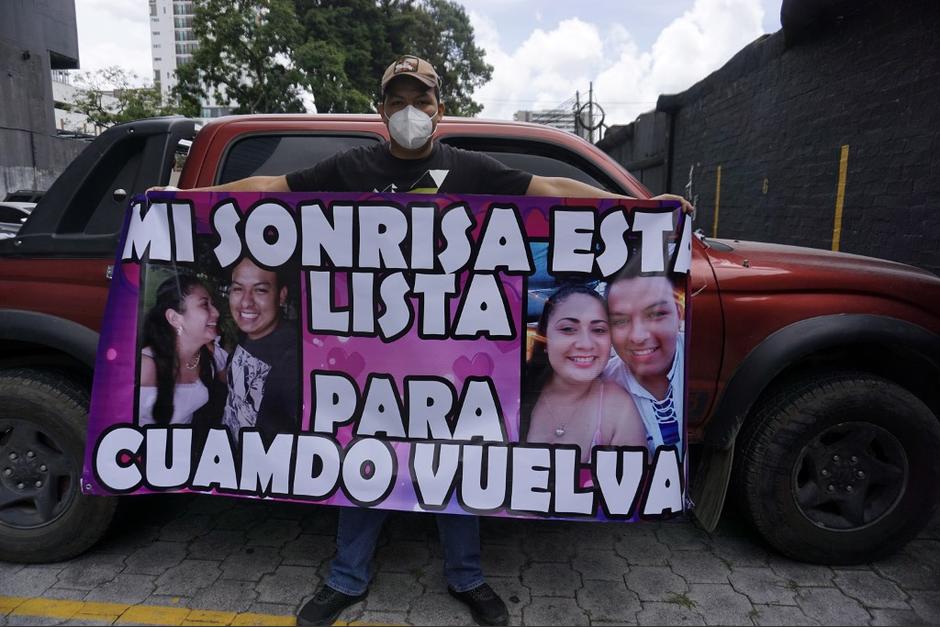 El joven llegó para brindarle su apoyo a su novia que guarda cuarentena en un hotel capitalino. (Foto: Johan Ordóñez/AFP)