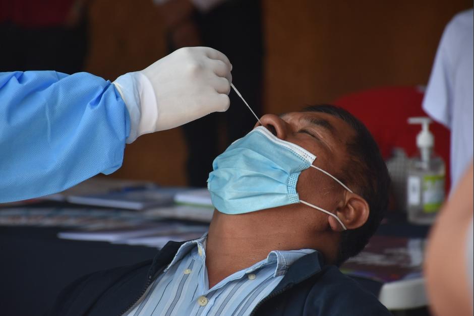 Un empleado administrativo del Área de Salud de Guatemala en zona 7, dio positivo al Covid-19 frente a la ministra de Salud, Amelia Flores. (Foto: MSPAS)