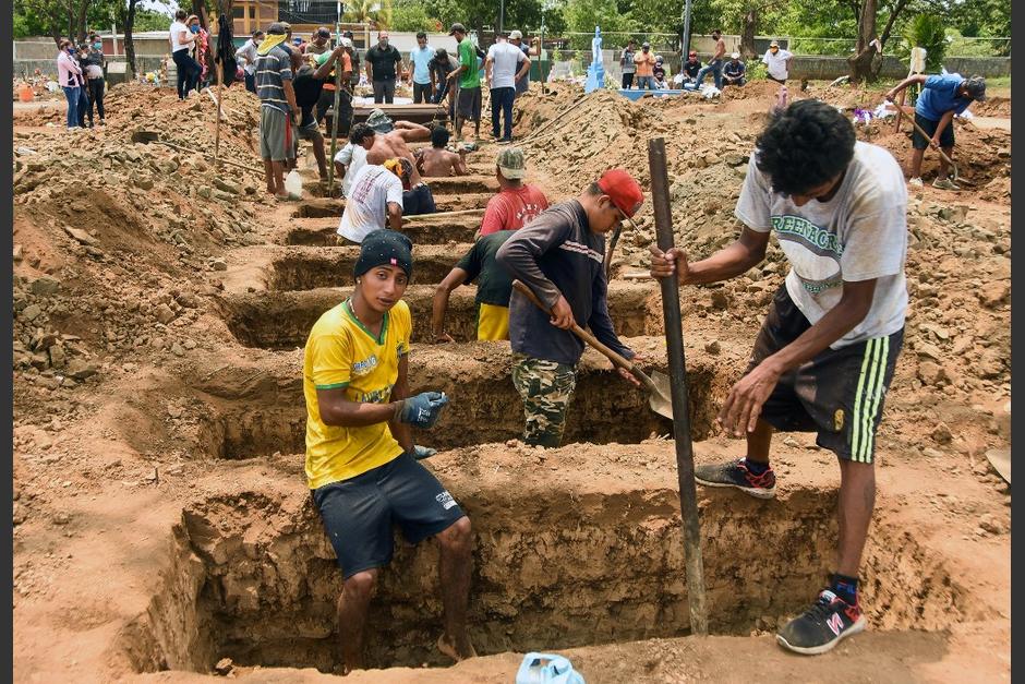Trabajadores de un cementerio en Nicaragua abren varias fosas para enterrar a víctimas mortales de la pandemia. (Foto: AFP)