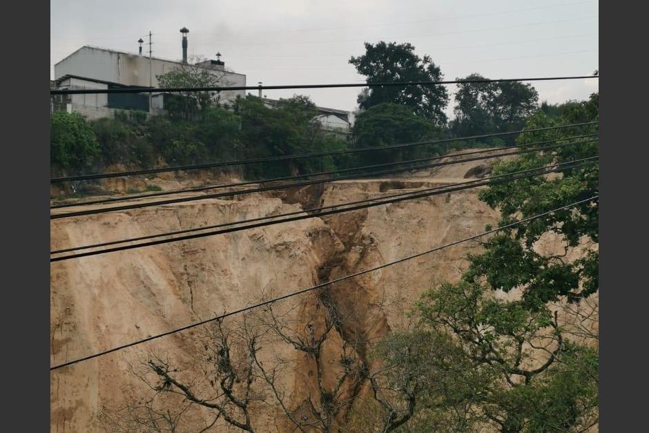 El desprendimiento de tierra se genera en un área en la que se ha instalado un relleno, cercano a la avenida Hincapié en ruta hacia Boca del Monte. (Foto: Soy502)