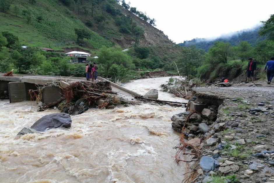 Lluvia y lodo destruyen el puente y acaban con cultivos en aldea Cantzelá del municipio de San Miguel Ixtahuacán, San Marcos.  (Foto: Veintidos TV)