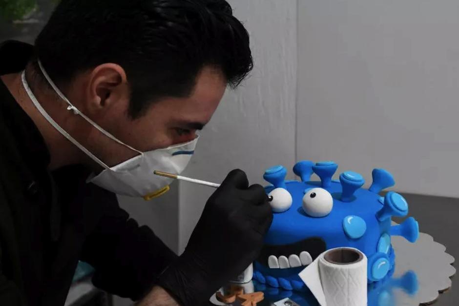 Roberto de León elabora pasteles con temática de coronavirus. (Foto: Johan Ordoñez/AFP)&nbsp;