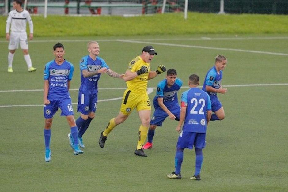 Minor Álvarez, portero que anotó un golazo de tiro libre y luego detuvo un penalti para que su equipo Juventud Escazuceña en la semifinal por el ascenso a la Primera División de Costa Rica. (Foto: Nación)