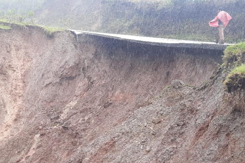 Un derrumbe ocasionó daños en la cinta asfáltica por lo que se cerró el paso a los vehículos afectando a quienes circulan entre Santa Eulalia y Barillas en Huehuetenango. (Foto: Conred)&nbsp;