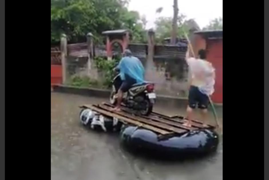 Vecinos de Ayutla, San Marcos, aprovechan la crecida del Río Suchiate para transportarse en balsas. (Foto: Captura de pantalla)